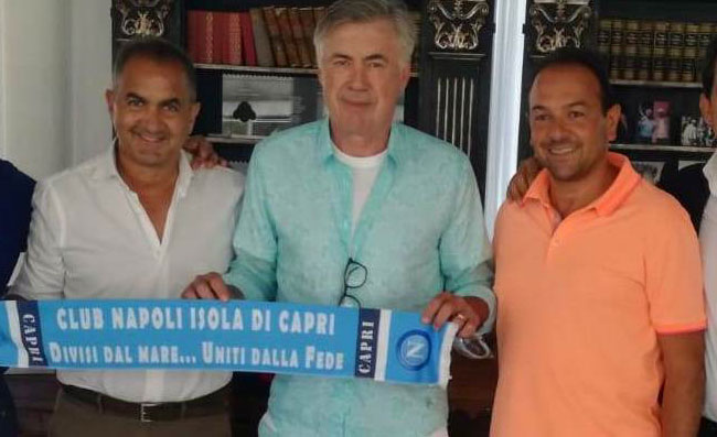 ADL ed Ancelotti incontrano il Club Napoli Isola di Capri: sorrisi, bandiera e un portafortuna!