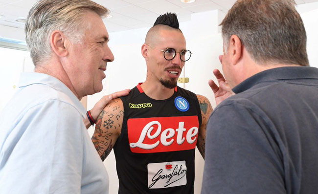 Ancelotti incontra i giocatori, colloquio con Hamsik e sorrisi con Hysaj, Albiol ed Allan