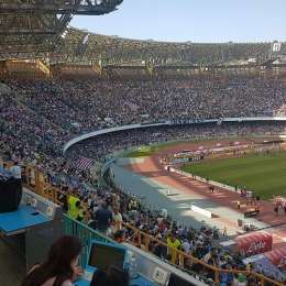 Ass. Borriello: “Nuovo San Paolo, sediolini con diverse tonalità d’azzurro, pista totalmente azzurra! Sul maxischermo…”