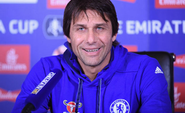 Conte sta guidando gli allenamenti del Chelsea. Sarri attende chiamata, situazione paradossale