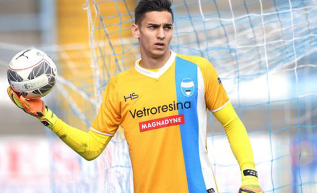 FOTO – Alex Meret con la maglia del Napoli, il portiere è già finito sul presepe!