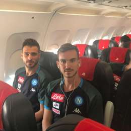 FOTO – Azzurri sul charter diretto verso Dimaro: tanti volti nuovi e sorrisi