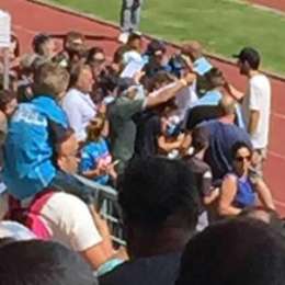 FOTO – Bel gesto di Ancelotti a fine allenamento: il tecnico si ferma coi tifosi per foto e autografi