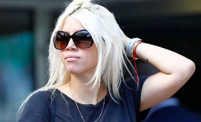 FOTO – Estate bollente, Wanda Nara hot su Facebook: fan scatenati in rete