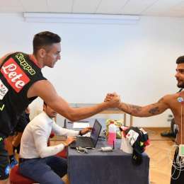 FOTO – Insigne dà il benvenuto a Meret: calorosa stretta di mano tra i due