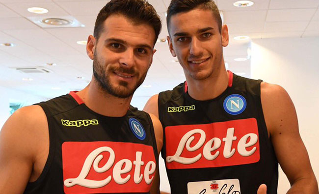 FOTO – Meret e Karnezis indossano le maglie del Napoli. Il giovane portiere saluta Insigne