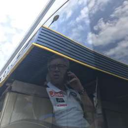 FOTO – Napoli arrivato a Verona, Ancelotti immortalato al telefono sul pullman