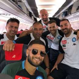 FOTO – Quanti sorrisi sul charter diretto verso Dimaro, Insigne insieme allo staff tecnico