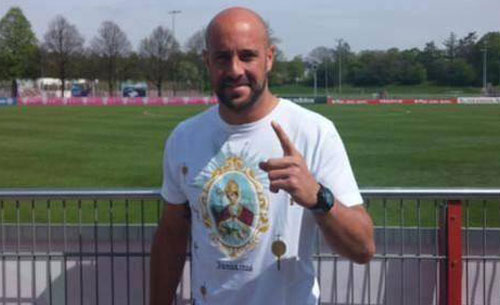 FOTO – Reina più rossonero che mai: festa con torta del Milan al rientro dalla Russia