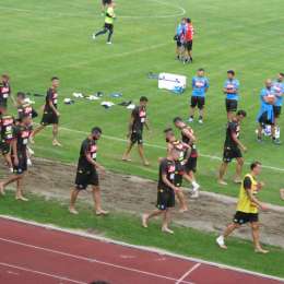 FOTO TN – Curiosità in allenamento: calciatori camminano e corrono a piedi scalzi sulla sabbia