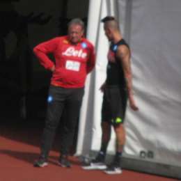 FOTO TN – Lungo colloquio tra Hamsik e il professor De Nicola: il capitano azzurro sta studiando da regista