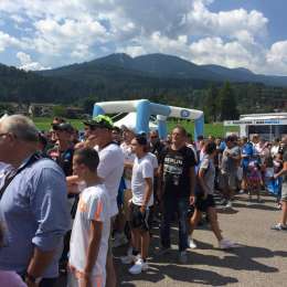 FOTO TN – Pienone a Dimaro! Già in centinaia in fila per le firme sulle nuove maglie