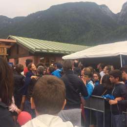 FOTO TN – Tifosi in delirio per Hamsik: fila lunghissima per gli autografi del capitano sulle nuove maglie