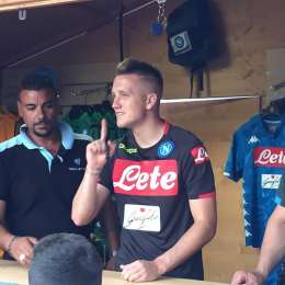 FOTO TN – Zielinski allo store azzurro, autografi sulla nuova maglia: un centinaio di tifosi in fila