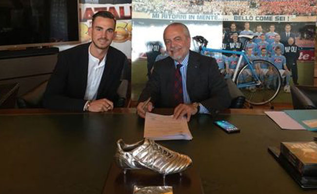 Fabian Ruiz, firma sul contratto fino al 2023. Lo spagnolo e De Laurentiis sorridono