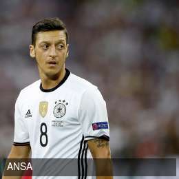 Ozil lascia la Nazionale per razzismo, scoppia una polemica politica in Germania