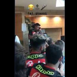 VIDEO – Il karaoke tocca a tutti: anche Grassi e Mario Rui deliziano i compagni durante la cena