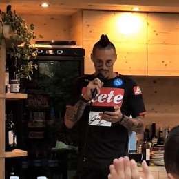 VIDEO – Serata karaoke a Dimaro, stavolta tocca ad Hamsik: il capitano festeggia il compleanno cantando Vasco Rossi