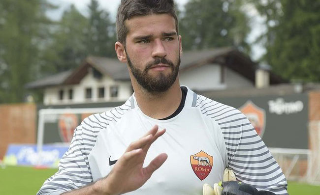 Clamoroso Chelsea, super offerta per Alisson: ma lui ha l’accordo con il Real Madrid