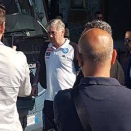 FOTO – Ancelotti raggiunge i giocatori sul pullman, dall’Hotel Vesuvio sbucano altri azzurri