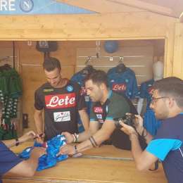 FOTO – Entusiasmo azzurro per Fabian Ruiz: in centinaia per l’autografo dello spagnolo