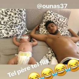 FOTO – Ounas (poco in forma) sfrutta gli ultimi giorni di vacanza per riposare: “Tale padre, tale figlio!”