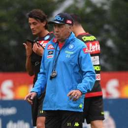 FOTO – Primo allenamento di Ancelotti, la SSC Napoli: “Buon lavoro mister!”