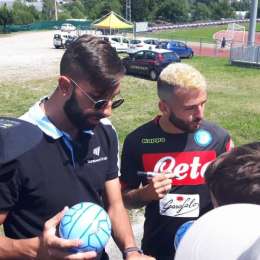 FOTO TN – Foto e autografi per Insigne jr: l’azzurro a breve lascerà il ritiro, è ad un passo dal Benevento