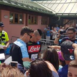 FOTO TN – Marek e Albiol incontrano i tifosi: fila lunghissima per l’autografo del capitano azzurro