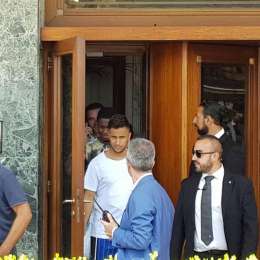 FOTOGALLERY – Sfilata di azzurri che lasciano l’Hotel Vesuvio: ecco le immagini