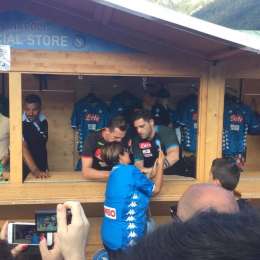 FOTO&VIDEO TN – Milik allo store del Napoli: centinaia di tifosi in fila per l’autografo sulla nuova maglia