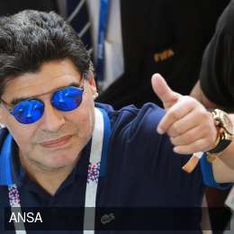 Maradona denuncia: “C’è una mafia che porta via i calciatori africani verso le squadre europee: guardate il 70% della Francia”