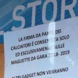 Polemica social (ingiustificata) sugli autografi allo Store SSCN di Dimaro: ogni giorno lunghe sessioni d’autografi “senza acquisti”