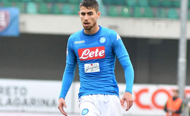 “Se ti offrono di più, non cambi lavoro?”. Un tifoso del Napoli attacca Jorginho, interviene la moglie