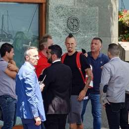 VIDEO – Hamsik primo a lasciare l’Hotel Vesuvio: boato dei tifosi per Marek