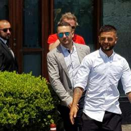 VIDEO – Insigne da leader: Lorenzo stringe la mano ai tifosi all’esterno dell’Hotel Vesuvio