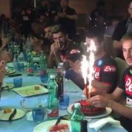 VIDEO – Rog compie 23 anni e viene festeggiato dalla squadra a tavola: “Tanti auguri a te!”