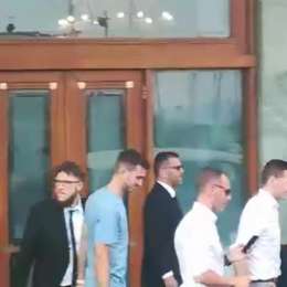 VIDEO TN- Fabian lascia l’Hotel Vesuvio: i tifosi lo acclamano, lo spagnolo li saluta