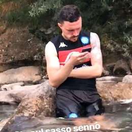 VIDEO – Tonelli scherza con Mario Rui: “Sta sul sasso sennò affoga”