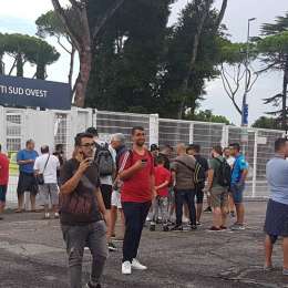 FOTO – I tifosi del Napoli arrivano all’Olimpico: code all’esterno dello Stadio