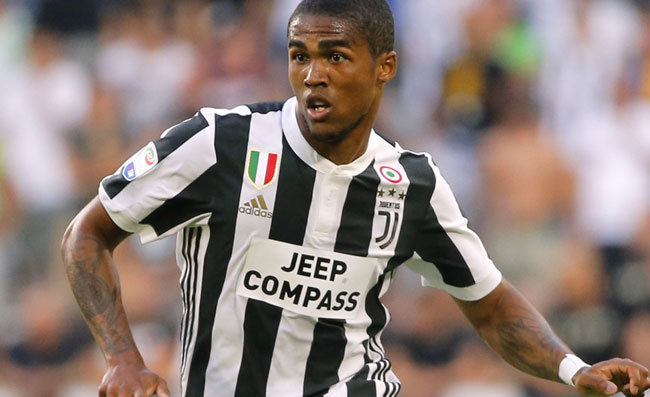 Sputo Douglas Costa, il web sentenzia con ironia sulle giornate di squalifica