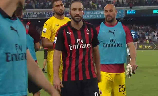 Cagliari-Milan 1-0 al 45′: aria tesa tra i rossoneri, Higuain è una furia con i compagni