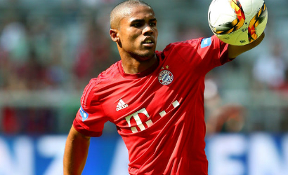 VIDEO – Douglas Costa prima discute poi sputa all’avversario. Telecronista Sky incredulo: “Oh no!”