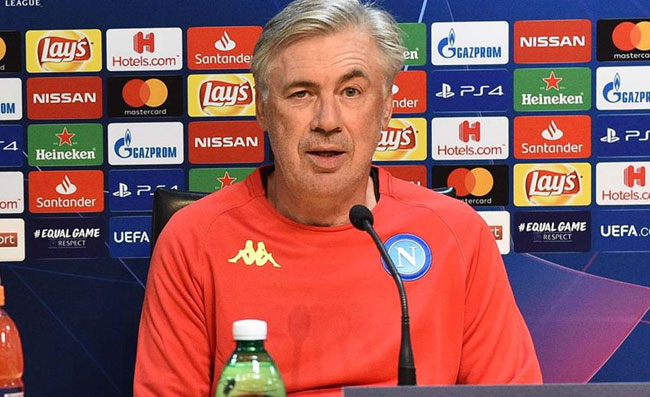 Ancelotti, che comunicatore! Fa una battuta sui giornalisti: tutti i presenti ridono di gusto