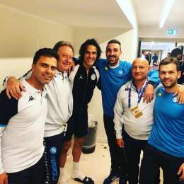 FOTO – Cavani riabbraccia il Dott. De Nicola e lo staff medico: il Matador sempre legato agli azzurri