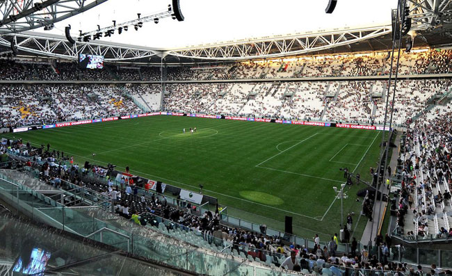 FOTO – La Juve riempie di bambini la Curva squalificata, ma spunta un tifoso del Napoli!