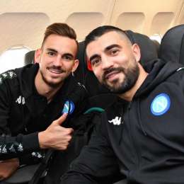 FOTO – Napoli in partenza per Parigi: scatto sorridente di Fabian con Albiol