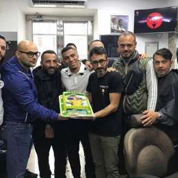 FOTO – Sorpresa per Allan: torta per festeggiare la convocazione dal suo parrucchiere di fiducia