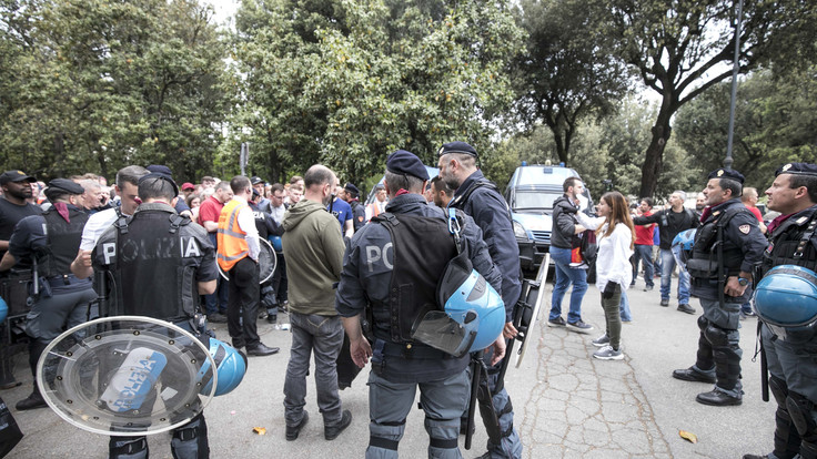 Napoli, tifosi del Liverpool aggrediti: un ferito