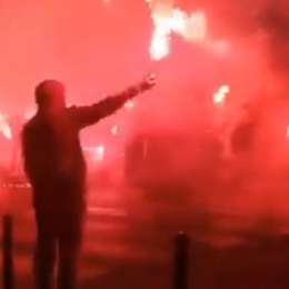 VIDEO – Gli ultras di PSG e Napoli sfilano insieme a Parigi: storica amicizia, cori contro Marsiglia e Roma